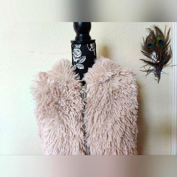 Angie sleeveless and hooded light Pink fuzzy vest with front zipper (Small) π©· - Picture 2 of 16